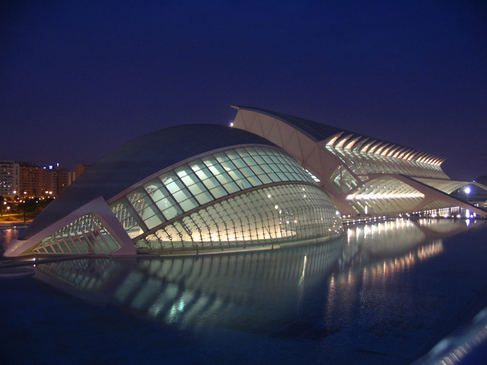 瓦伦西亚的标志性建筑 金属柱的现代艺术魅力